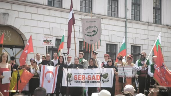 Prag'da k&uuml;lt&uuml;r&uuml;m&uuml;z&uuml;n gururunu yaşadık
